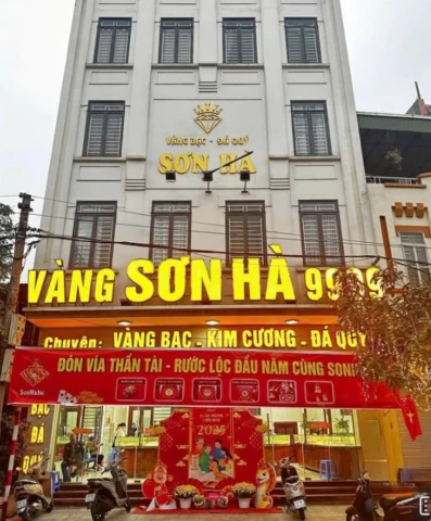 Tiệm Vàng Sơn Hà: Uy Tín Vàng, Sáng Mãi Niềm Tin Nhân viên tư vấn tại Tiệm Vàng Sơn Hà