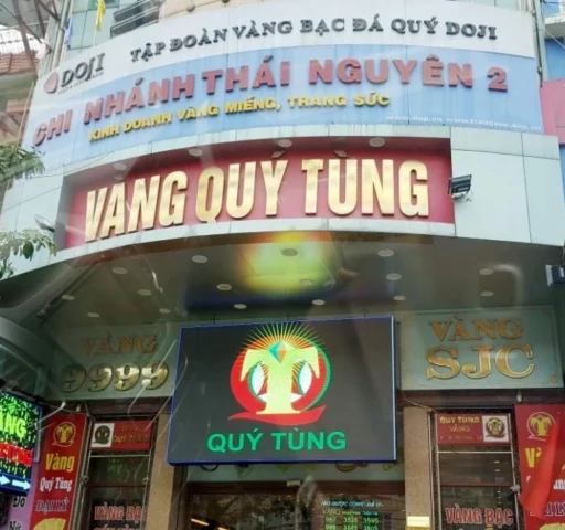 Nhân viên Vàng Quý Tùng tư vấn cho khách hàng
