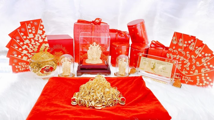 Vườn Vàng Hoa Tùng nở rộ